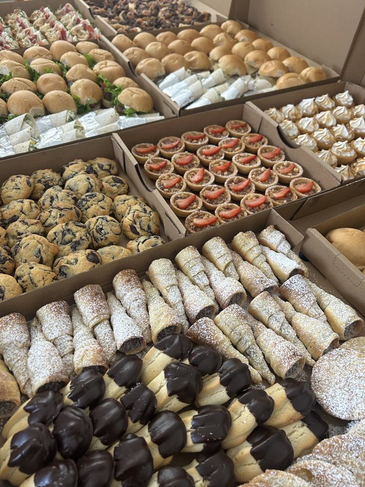 Cajas con cachitos, galletas y dulces bañados en chocolate