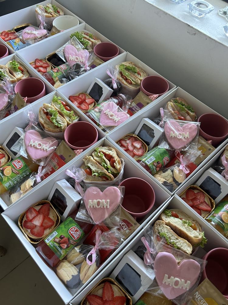 Cajas de regalo con sándwiches, dulces y bebidas